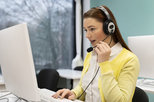 Customer service agent on live chat call