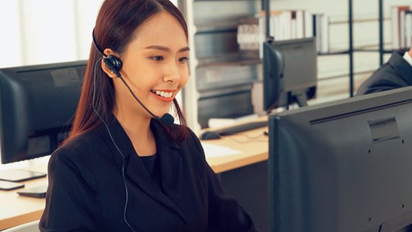 Filipino call center agent