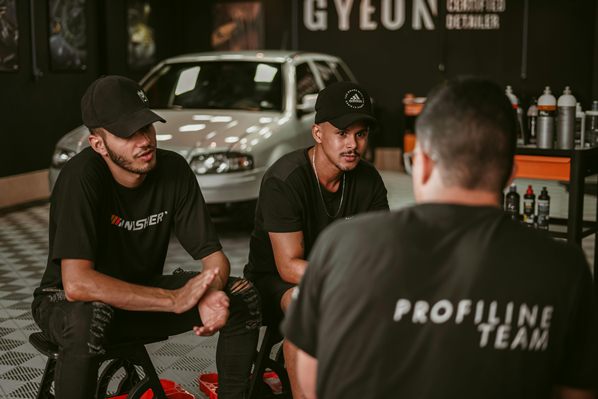 Service mechanics team meeting
